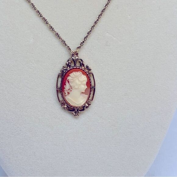 1928 Cameo Necklace on Gold Tone Chain 22” Gorgeous - Picture 2 of 6